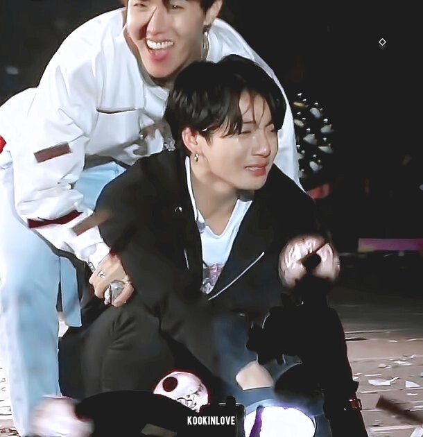 BTS) 웸블리 스타디움 공연서 운 정국_1.jpg