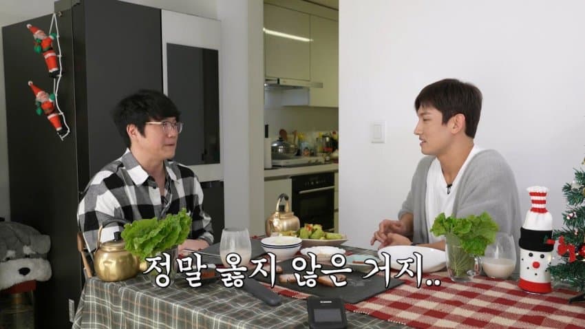 핸드폰 배터리 4개 들고 다니던 유노윤호_29.jpg