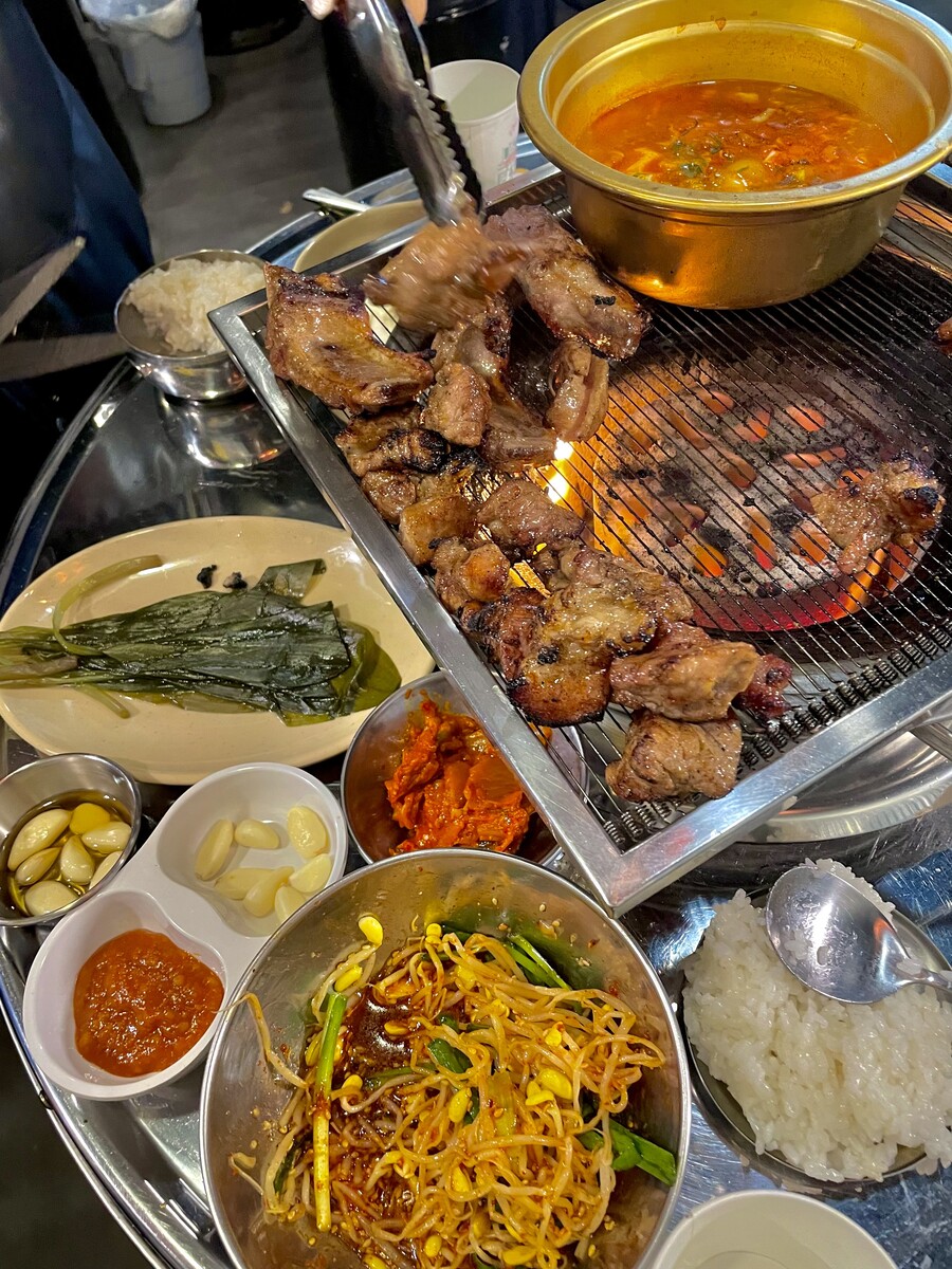 소주 한 병으로 안 끝난다는 연탄돼지갈비집