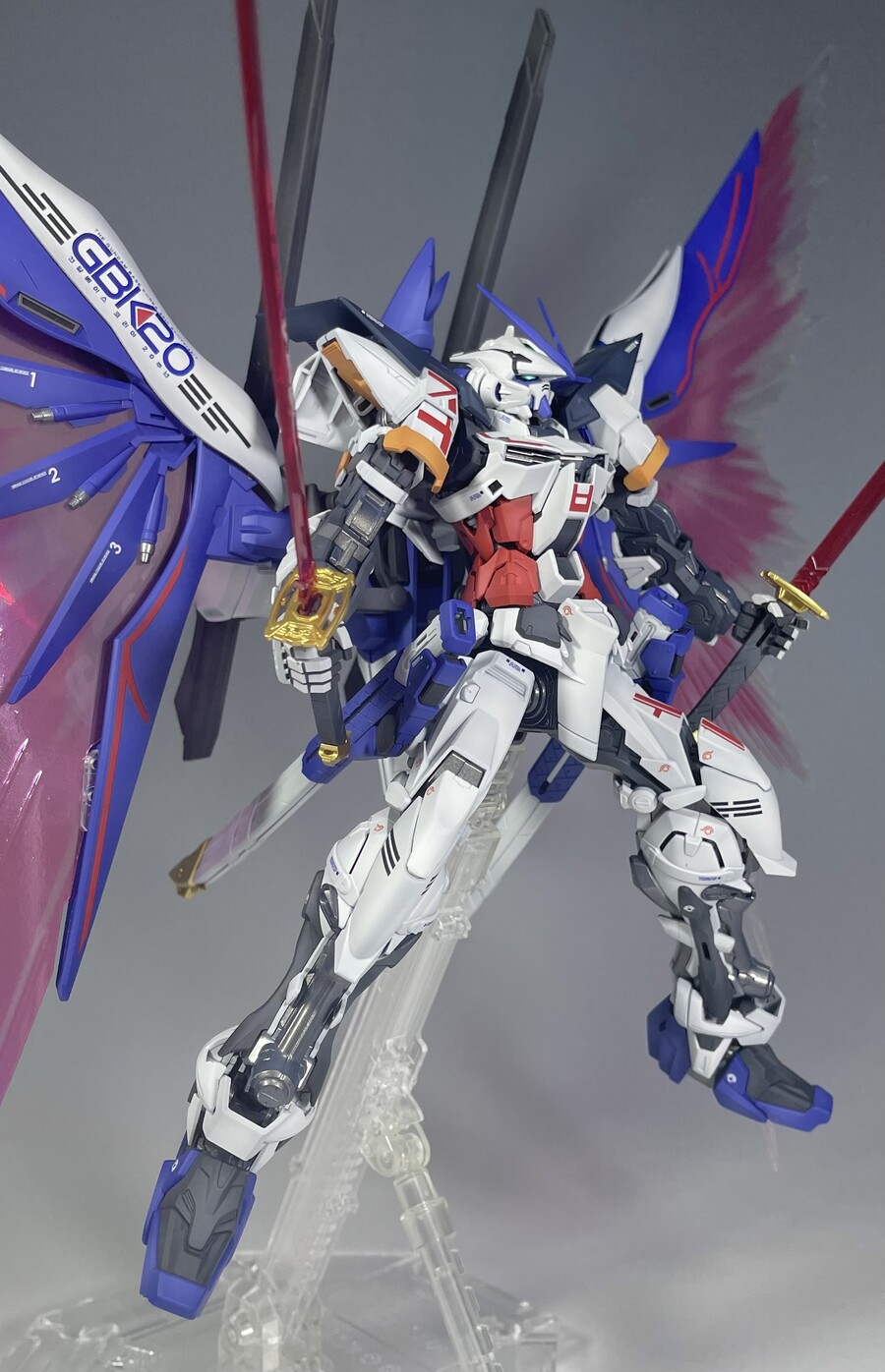 [MG] 한국한정 GBK-20 어스트레이 건담 풀도색 완성_20.jpg