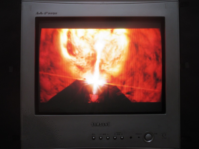 데빌 메이 크라이 2 (4) - 브라운관 티비 화면_2.jpg