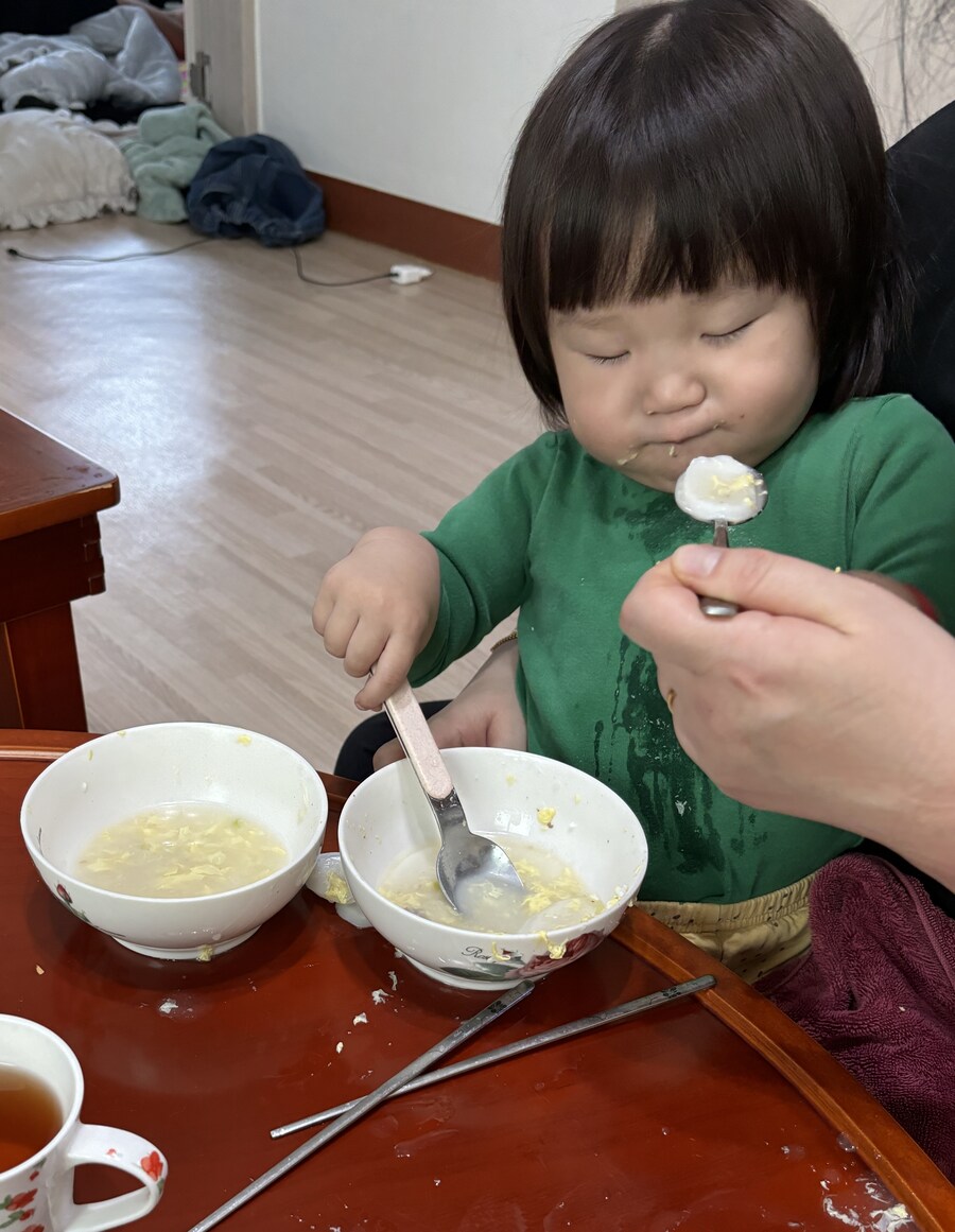 명절) 떡국에 심취한 조카 4호_1.jpg