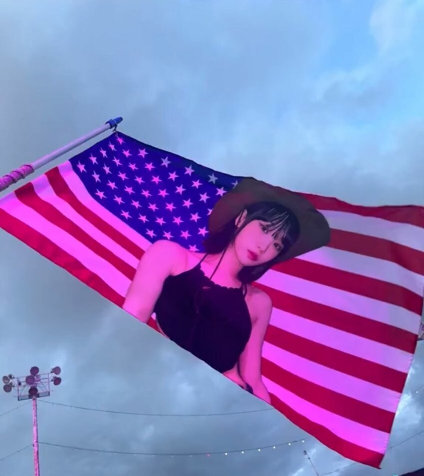 미국 현지에서 성조기에 얼굴 박힌 한국 여자아이돌.._1.jpg