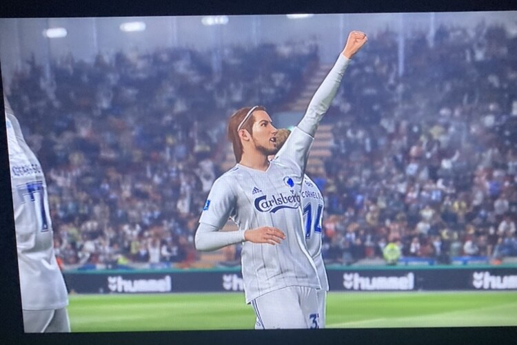 PS4) 위닝2019 코펜하겐으로 덴마크리그 플레이중_3.jpg