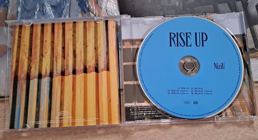NiziU (니쥬) RISE UP (첫회한정생산반 B)_4.jpg