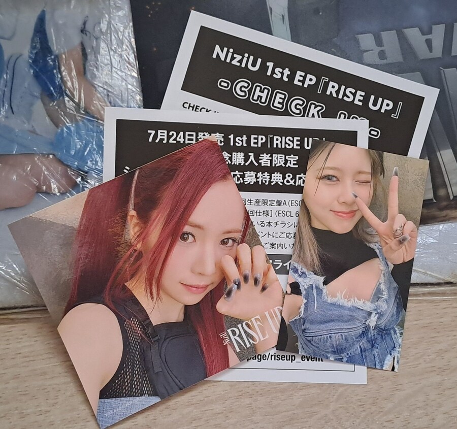 NiziU (니쥬) RISE UP (첫회한정생산반 B)_16.jpg