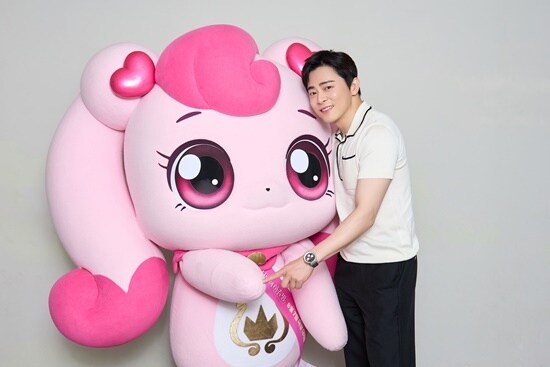 신인배우 하츄핑, 조정석 만났다 '사랑의 하츄핑'X'파일럿' 컬래버레이션_1.jpg