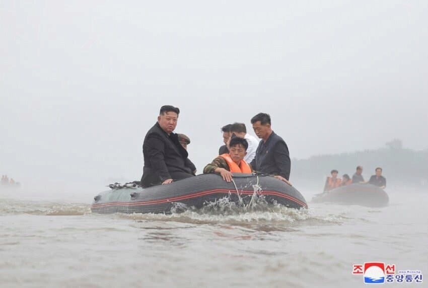 김정은 보트짤 웃음포인트_1.jpg