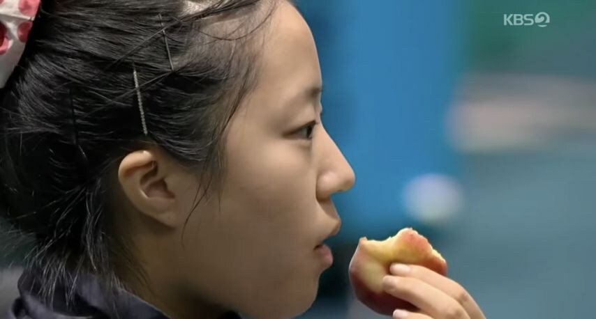 유빈선수 바나나 까서 들고 기다리는 감독님들_5.jpg