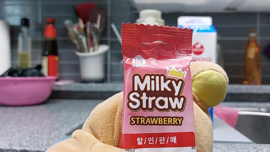 너무 더울땐 시원한 딸기우유 한잔해 이모!_29.jpg
