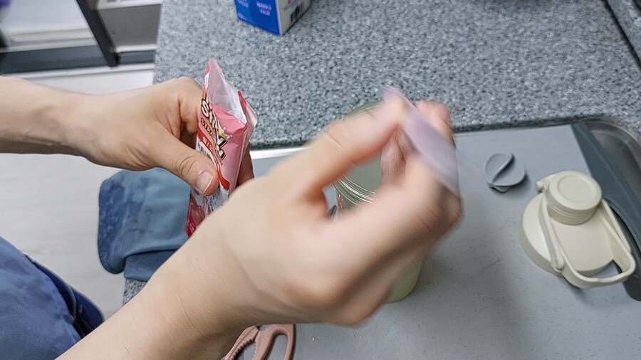 너무 더울땐 시원한 딸기우유 한잔해 이모!_35.jpg