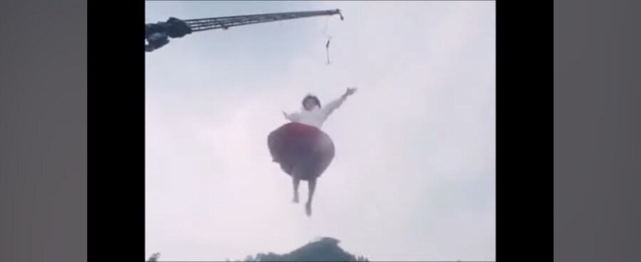 전대물)여성멤버가 괴수를 유인한 방법_18.jpg