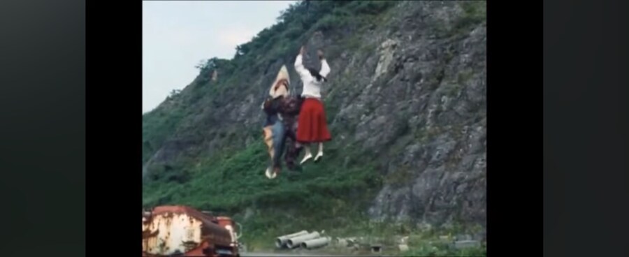 전대물)여성멤버가 괴수를 유인한 방법_25.jpg