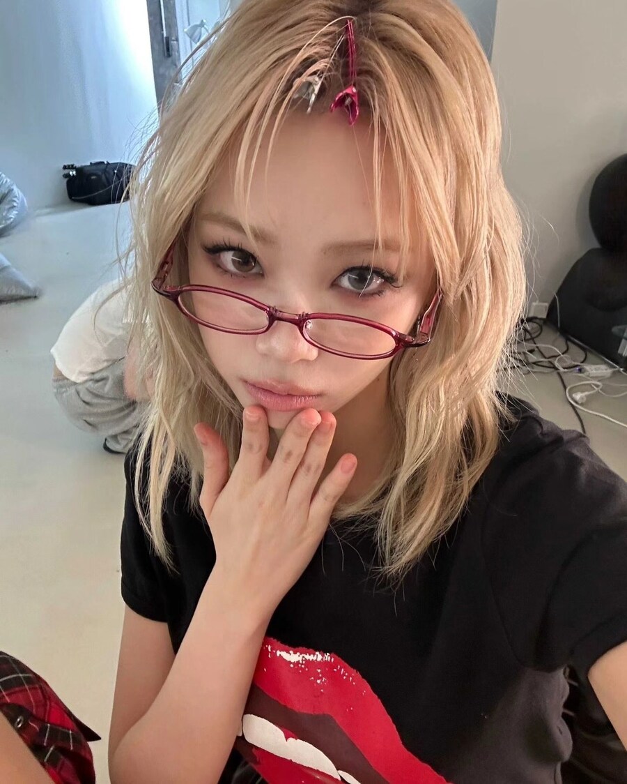 르세라핌 김채원, 스모키 메이크업과 너드미의 완벽한 조화 … 시크한 매력 발산_1.jpg