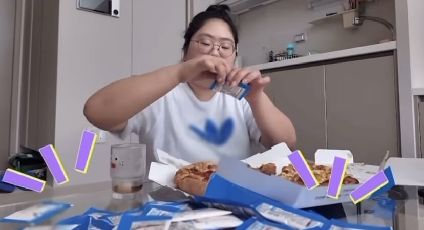 피자 시킬때 갈릭디핑소스 54개 추가하는 여자_13.jpg