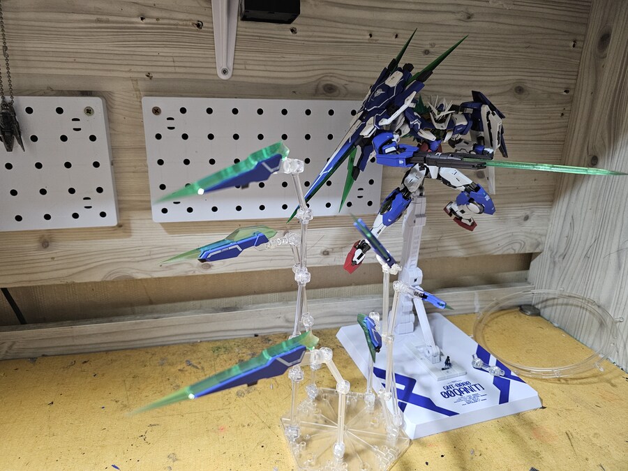 메탈빌드 더블오 퀀터 풀세이버(MG) 포즈잡아보기_9.jpg