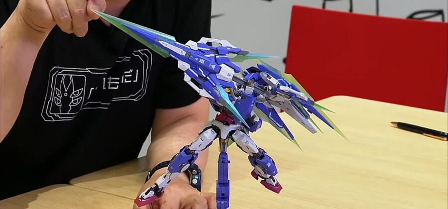 메탈빌드 더블오 퀀터 풀세이버(MG) 포즈잡아보기_12.jpg