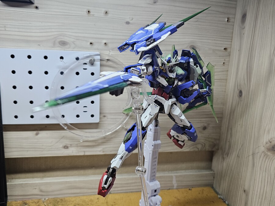 메탈빌드 더블오 퀀터 풀세이버(MG) 포즈잡아보기_11.jpg