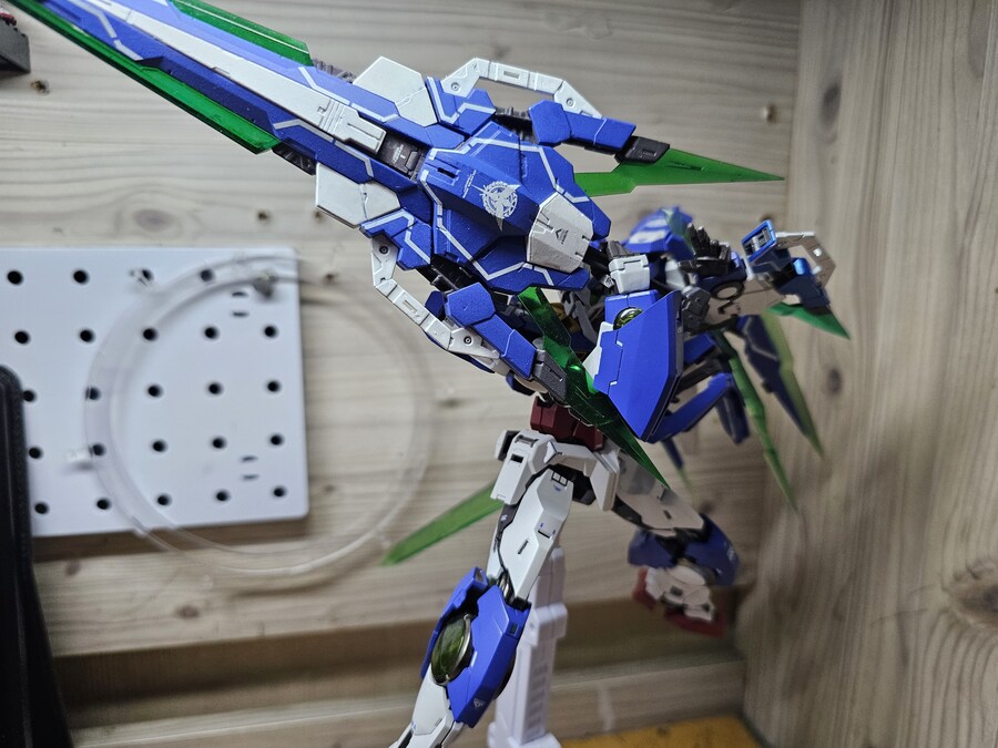 메탈빌드 더블오 퀀터 풀세이버(MG) 포즈잡아보기_14.jpg