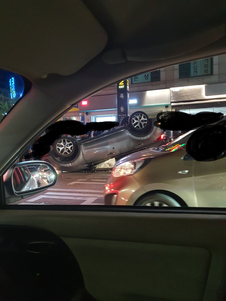 교통사고직관) 목동역 사거리에 차 뒤집어짐_1.jpg