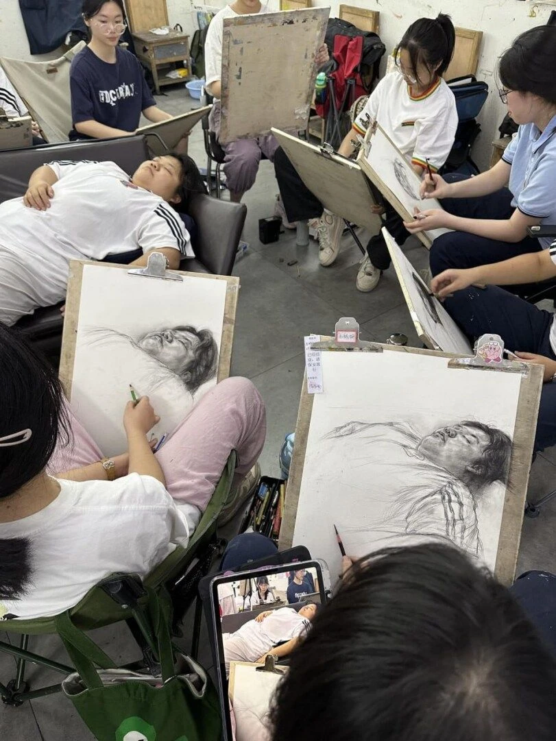 미대에서 함부로 자면 안되는 이유_2.webp