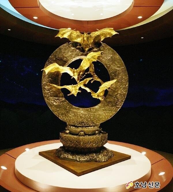 27억 황금박쥐상 근황_1.jpg