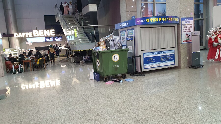 (AGF) 어제 킨텍스 3번출구 카페옆에 쓰레기통에 득템했다_1.jpg