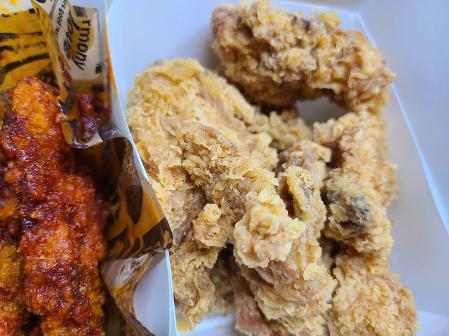 오랜만에 먹는 치킨. (Bhc 내슈빌 화이어킹)_1.jpg
