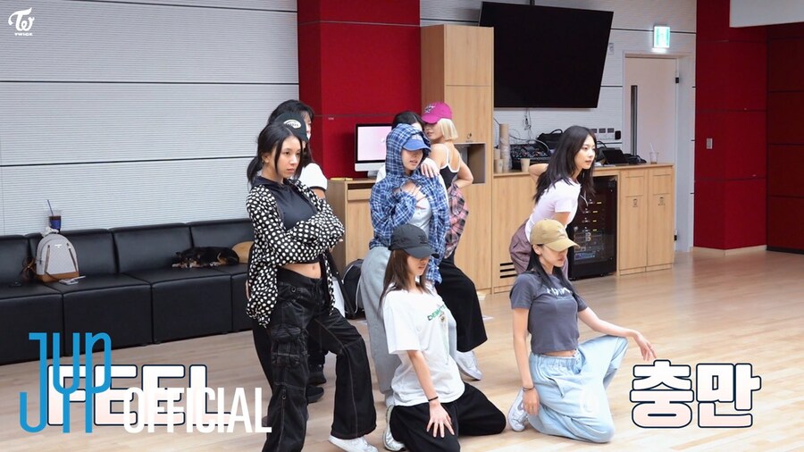 [트와이스] TWICE “Strategy” 안무연습 비하인드_1.jpg