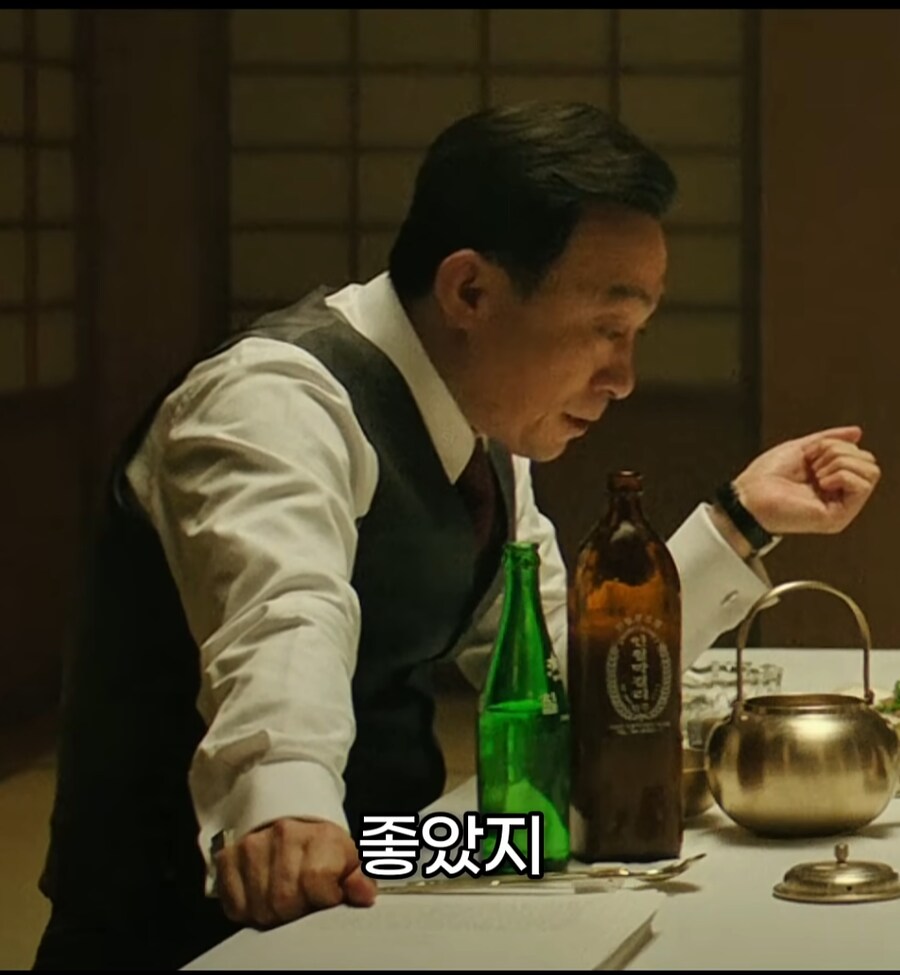 남산의 부장들) 막사 장면_12.png