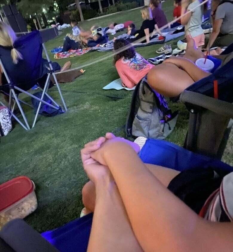 [야함] 사람많은 공원에서 노팬티로 엉덩이 노출하는 아가씨_1.jpg