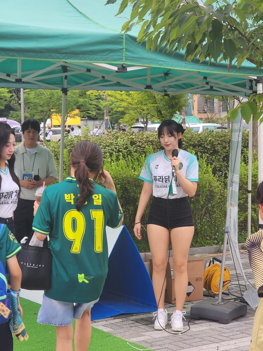 푸라닭 치킨 홍보하는 누나...jpg_1.jpg