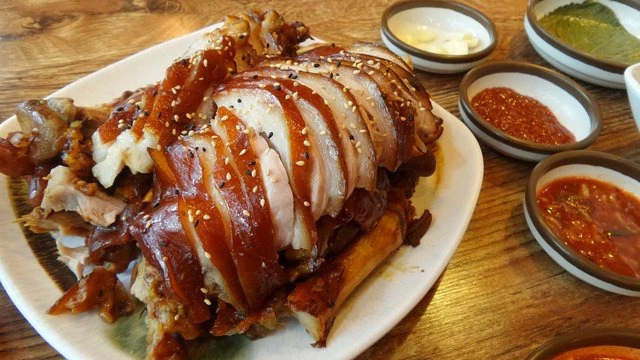 6명 와서는 족발 中자 시켜서 순간 빡친 사장_1.webp