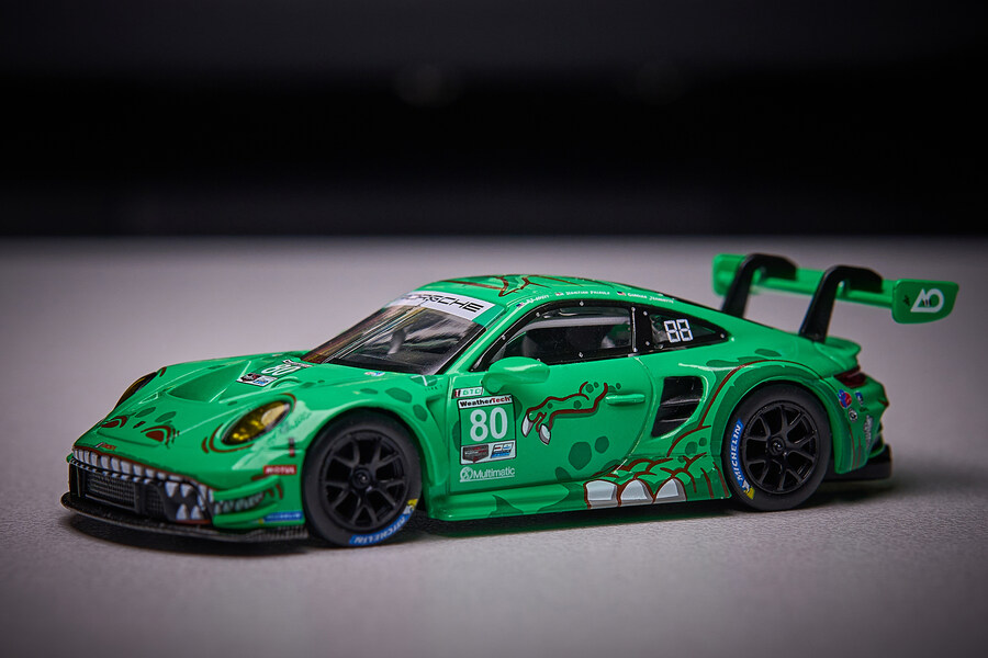 1:64 MiniGT Porsche 911 2023 IMSA_1.jpg