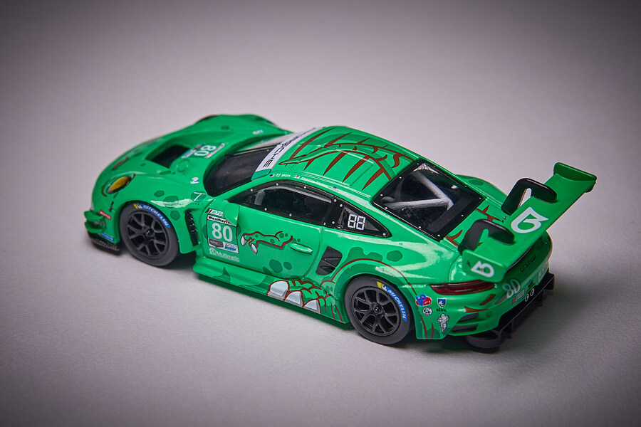 1:64 MiniGT Porsche 911 2023 IMSA_11.jpg