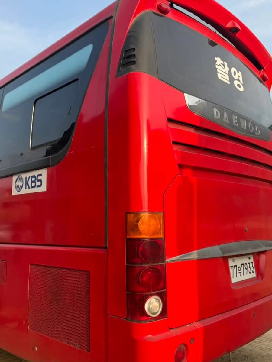 드라마 촬영을 위해 한옥문화재에 못질 하는 공영방송_4.jpg