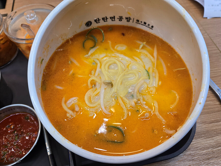 얼큰 돼지국밥, 풀(Full) 토핑 탄탄면._10.jpg