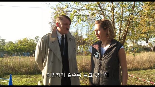 히틀러로 분장해서 독일 국민의 속마음을 듣는 다큐.jpg_1.jpg