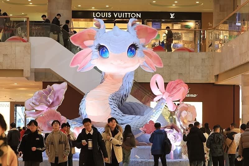 수상한 중국 쇼핑몰 을사년 뱀의해 동상.jpg_2.jpg