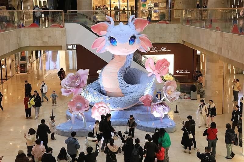 수상한 중국 쇼핑몰 을사년 뱀의해 동상.jpg_1.jpg