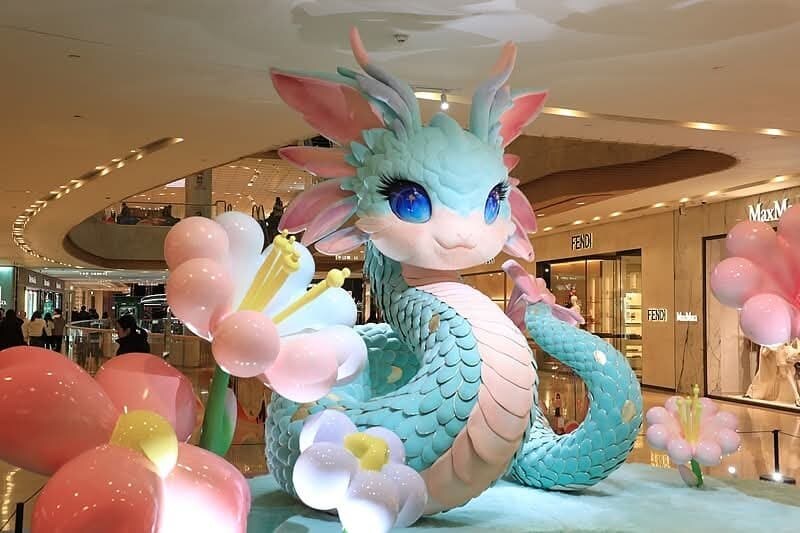 수상한 중국 쇼핑몰 을사년 뱀의해 동상.jpg_3.jpg