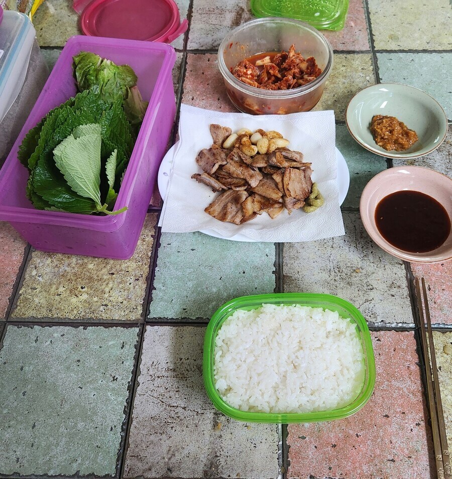 화장실 바닥에 젓가락 두고 쌈장통에 밥 담아 먹는 유게이_1.jpg