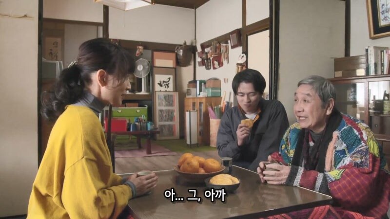 이런시간에 일도 안하고 남자들이랑 노가리 까고 있는거야 아줌마?_1.jpg