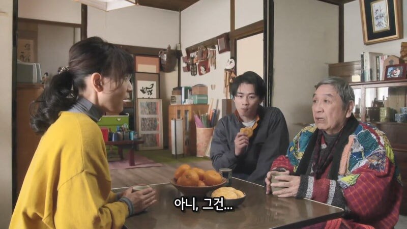 이런시간에 일도 안하고 남자들이랑 노가리 까고 있는거야 아줌마?_3.jpg