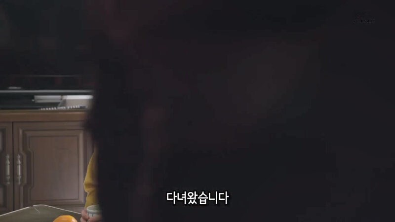 이런시간에 일도 안하고 남자들이랑 노가리 까고 있는거야 아줌마?_4.jpg