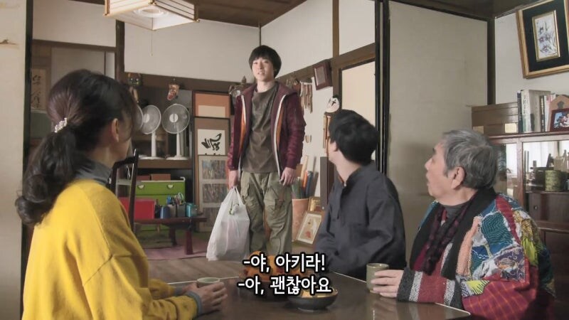 이런시간에 일도 안하고 남자들이랑 노가리 까고 있는거야 아줌마?_14.jpg