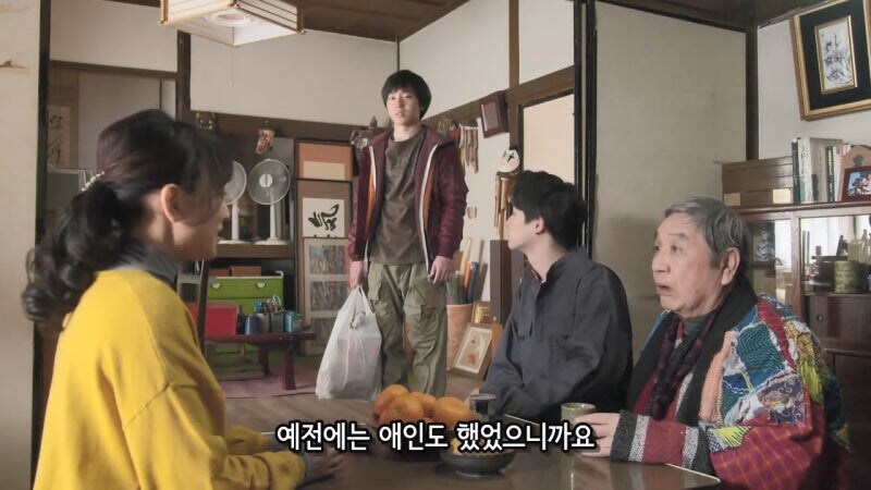 이런시간에 일도 안하고 남자들이랑 노가리 까고 있는거야 아줌마?_15.jpg