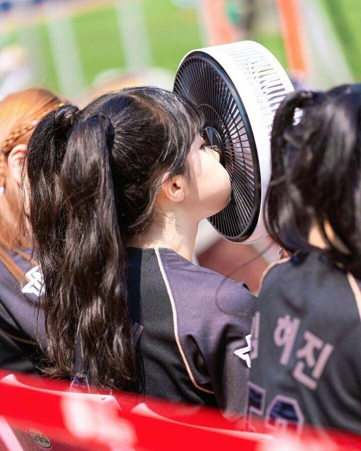 더위로 귀여움을 들킨 치어리더_1.jpg