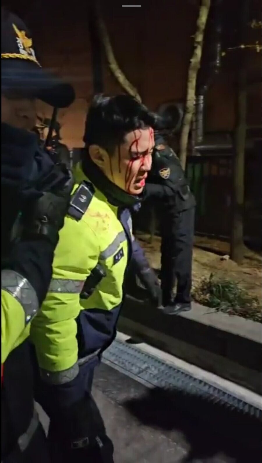 (약혐) 극우 청년 할배, 경찰 폭행 너무하네요_1.jpg