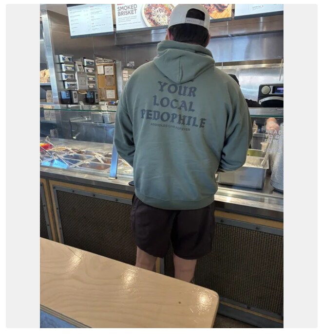 "당신 동네의 페도" 라는 옷을 입고 돌아다니는 사람_1.png